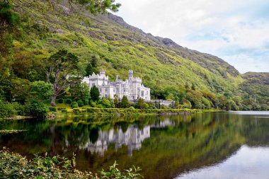 Connemara, County Galway, İrlanda, Avrupa su yansımaları ile Kylemore Abbey. Benedictine manastırı 1920 yılında Kylemore Kalesi'nin arazisinde kurulmuştur. Mainistir na Coille Moire.