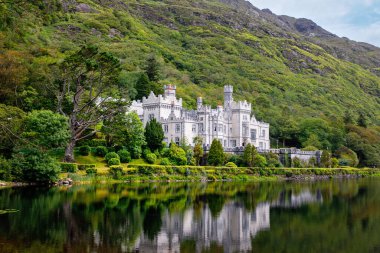 Connemara, County Galway, İrlanda, Avrupa su yansımaları ile Kylemore Abbey. Benedictine manastırı 1920 yılında Kylemore Kalesi'nin arazisinde kurulmuştur. Mainistir na Coille Moire.