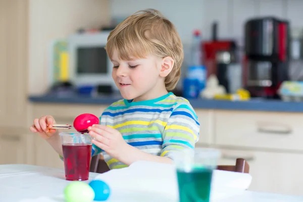 Bambino bambino colorare le uova per le vacanze di Pasqua — Foto Stock