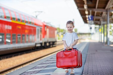Sevimli küçük kız bir tren istasyonu.