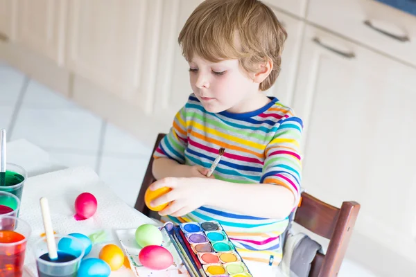 Little kid boy coloring eggs for Easter holiday — Stock Photo, Image