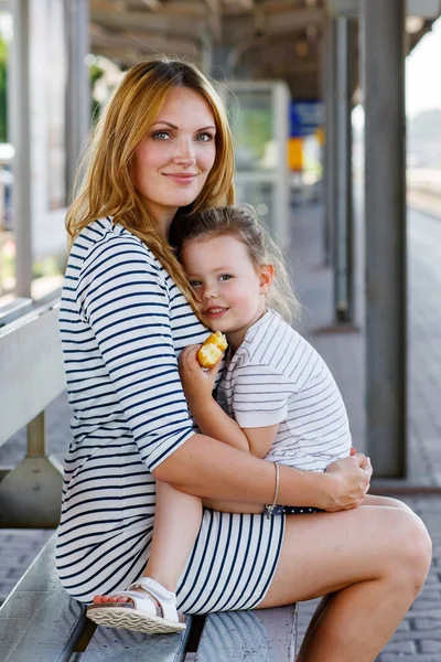 Linda niña y madre en una estación de tren . —  Fotos de Stock