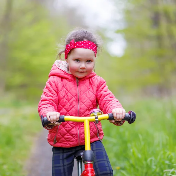 Mädchen reitet sein erstes Fahrrad, im Freien — Stockfoto