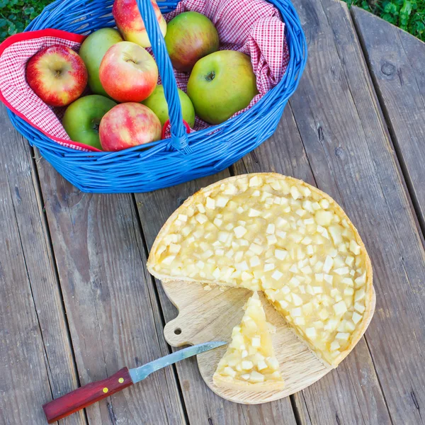 Färska äppelpaj och frukter på träbord — Stockfoto