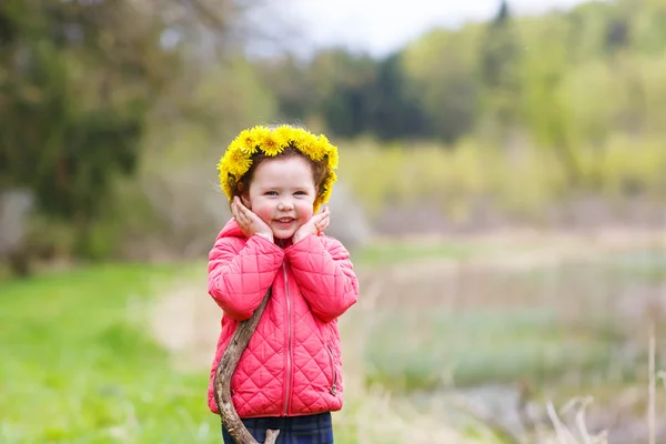 Mooi klein meisje ontspannen bij schoonheid zomer landschap achtergrond — Stockfoto