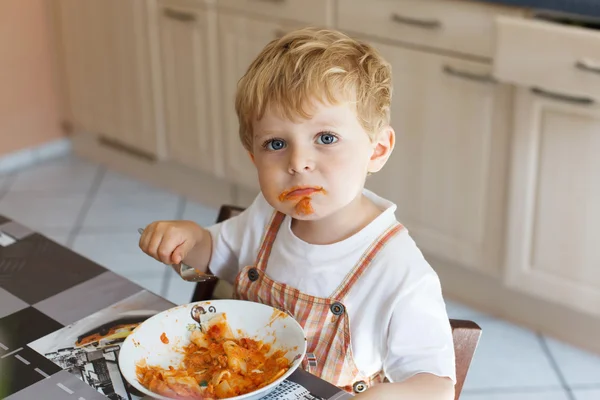 Liten pojke två år gammal äta pasta — Stockfoto