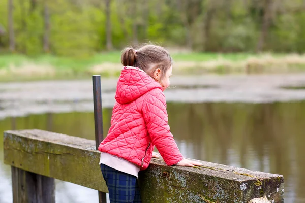 Jolie petite fille se détendre à la beauté paysage d'été fond — Photo