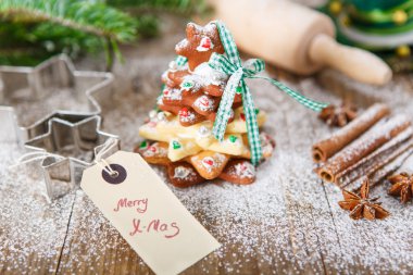 Ev yapımı fırında Noel gingerbread ağacına vintage ahşap arka