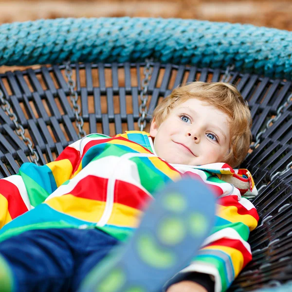Малыш веселится на осенней детской площадке. — стоковое фото