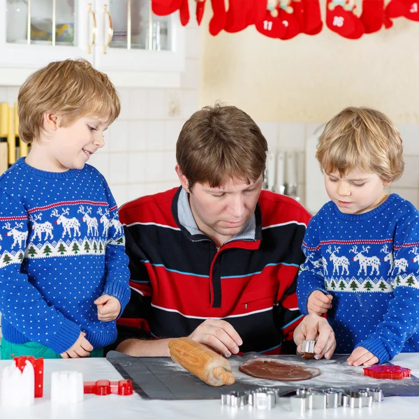Dos niños pequeños y papá horneando galletas de jengibre —  Fotos de Stock