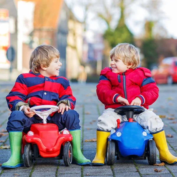 Due amici felici ragazzi che giocano con grande vecchia macchina giocattolo, all'aperto — Foto Stock