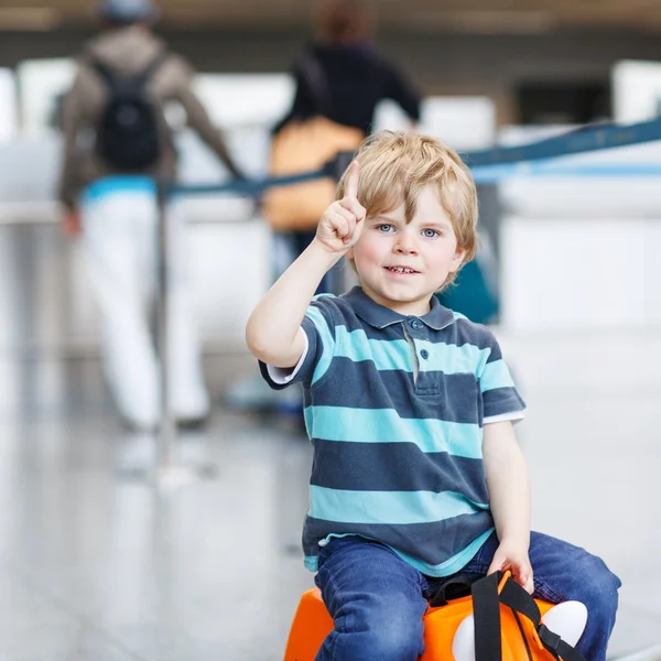 Kleine jongen gaan op vakantie reis met koffer op luchthaven — Stockfoto