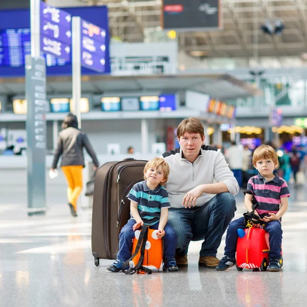 Padre y dos hermanitos en el aeropuerto — Foto de Stock