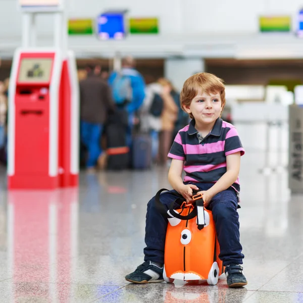 Little boy going on vacations trip with suitcase at airport — Stock Photo, Image