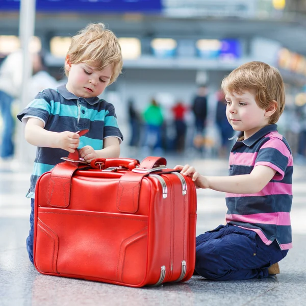 Twee broer jongens gaan op vakantie reis op de luchthaven — Stockfoto