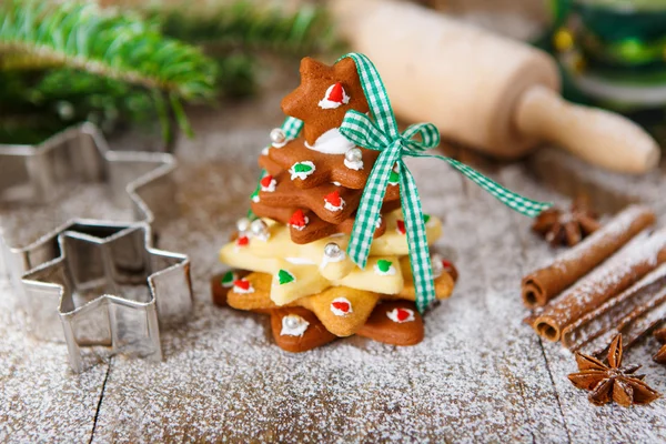 Zelfgemaakte gebakken peperkoek kerstboom op vintage houten rug — Stockfoto