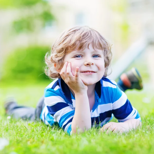 Niño feliz disfrutando en el campo de hierba y soñando —  Fotos de Stock