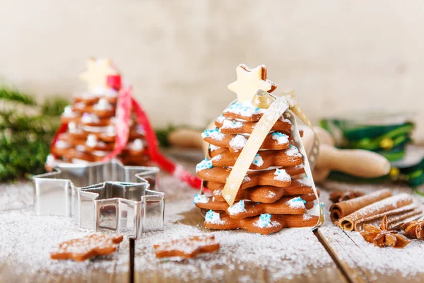 Árbol de jengibre de Navidad horneado casero en la parte posterior de madera vintage — Foto de Stock