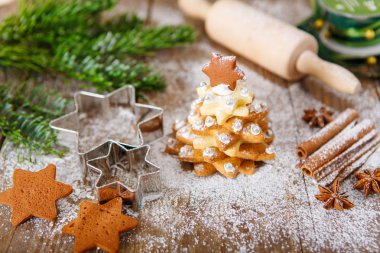 Ev yapımı fırında Noel gingerbread ağacına vintage ahşap arka