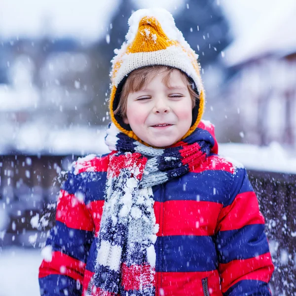 Portrait de petit garçon en vêtements colorés en hiver, à l'extérieur — Photo