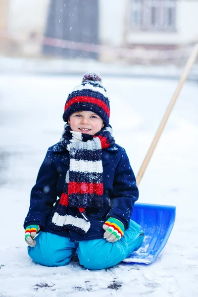 Mignon petit drôle garçon dans coloré hiver vêtements avoir amusant avec — Photo