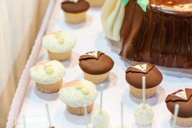 Gelin ve damat pasta düğün tatlı tablo için açılır