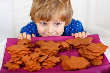 Küçük Noel kurabiyeleri evde pişirme çocuk çocuk