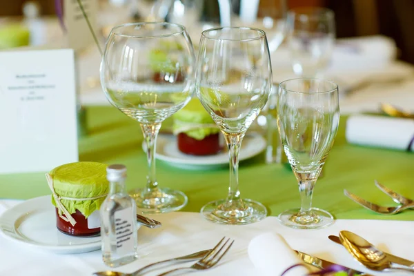 Conjunto de mesa para festa de casamento ou evento em verde macio . — Fotografia de Stock