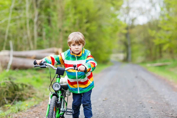 Kleiner Junge auf dem Fahrrad im Wald — Stockfoto