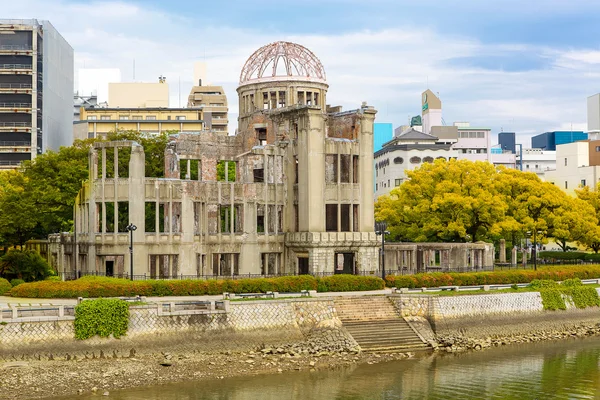 在日本广岛原子弹爆炸遗址上查看 — 图库照片