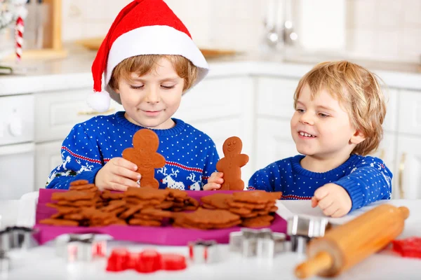 Dois garotinhos fazendo biscoitos de gengibre — Fotografia de Stock