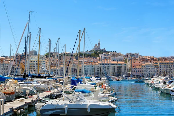 Vista sobre el puerto viejo y la basílica en Marsella, Francia — Foto de Stock