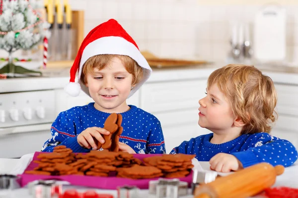 Two little kid boys baking gingerbread cookies — Zdjęcie stockowe