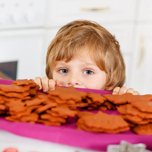 Kleiner Junge backt zu Hause Weihnachtsplätzchen — Stockfoto