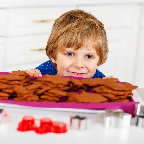 Kleiner Junge backt zu Hause Weihnachtsplätzchen — Stockfoto