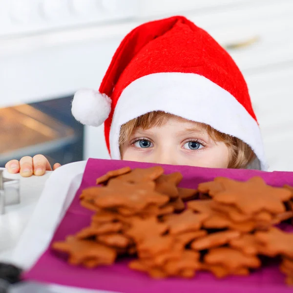 Kleiner Junge backt zu Hause Weihnachtsplätzchen — Stockfoto