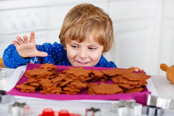 Niño pequeño horneando galletas de Navidad en casa —  Fotos de Stock