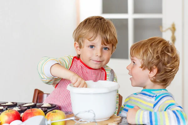 Two little kid boys baking apple cake indoors — Stock Photo, Image