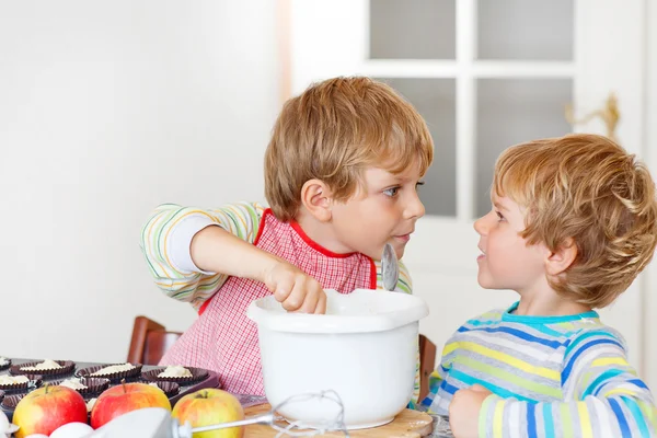 Dos niños pequeños horneando pastel de manzana en el interior —  Fotos de Stock