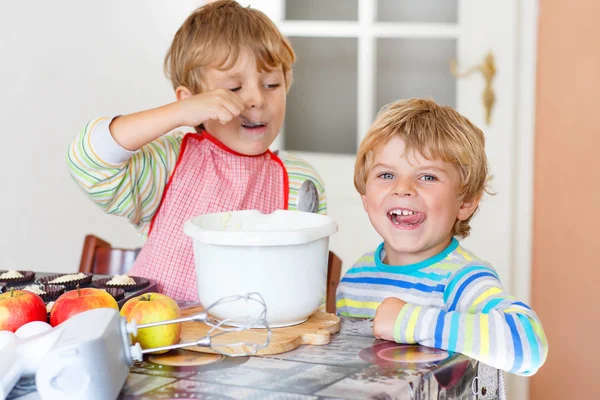 Two little kid boys baking apple cake indoors — Stok fotoğraf