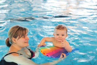 yüzmeyi öğrenmek mavi gözlü bebek