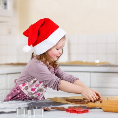 Küçük kız iç mutfak gingerbread çerezleri fırın