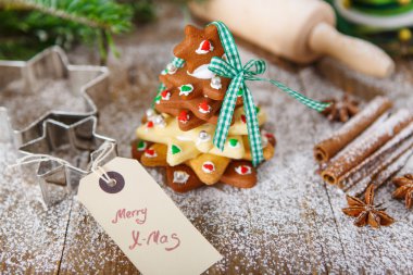 Ev yapımı fırında Noel gingerbread ağacına vintage ahşap arka
