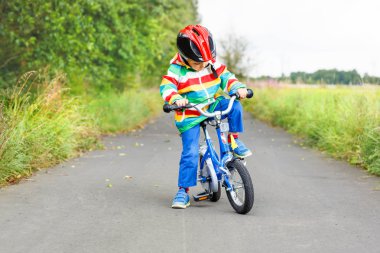 Şirin etkin küçük çocuk üzerinde Bisiklete binmek