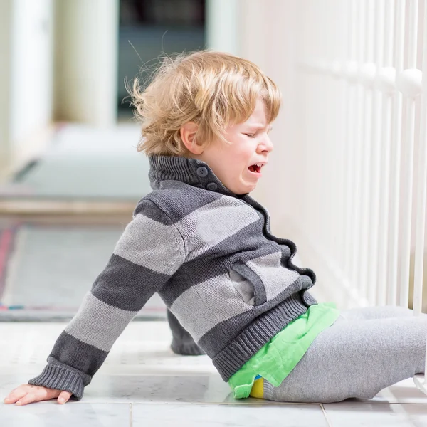 Kid jongetje huilen thuis en triest stemming tonen — Stockfoto