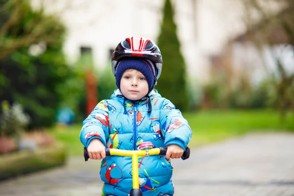Маленький мальчик на своем первом велосипеде на открытом воздухе — стоковое фото