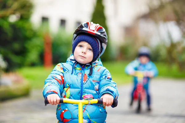 Petit garçon chevauchant avec son premier vélo à l'extérieur — Photo