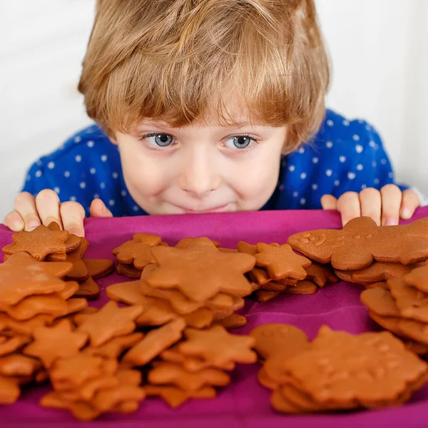 약간 아이 보가 집에서 크리스마스 쿠키 굽기 — 스톡 사진