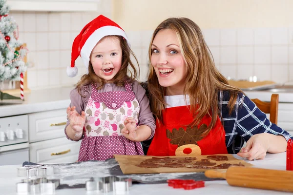Mamma och lilla kid flicka baka pepparkakor cookies för Kristus — Stockfoto
