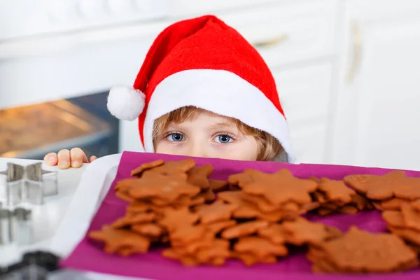 Kleiner Junge backt zu Hause Weihnachtsplätzchen — Stockfoto